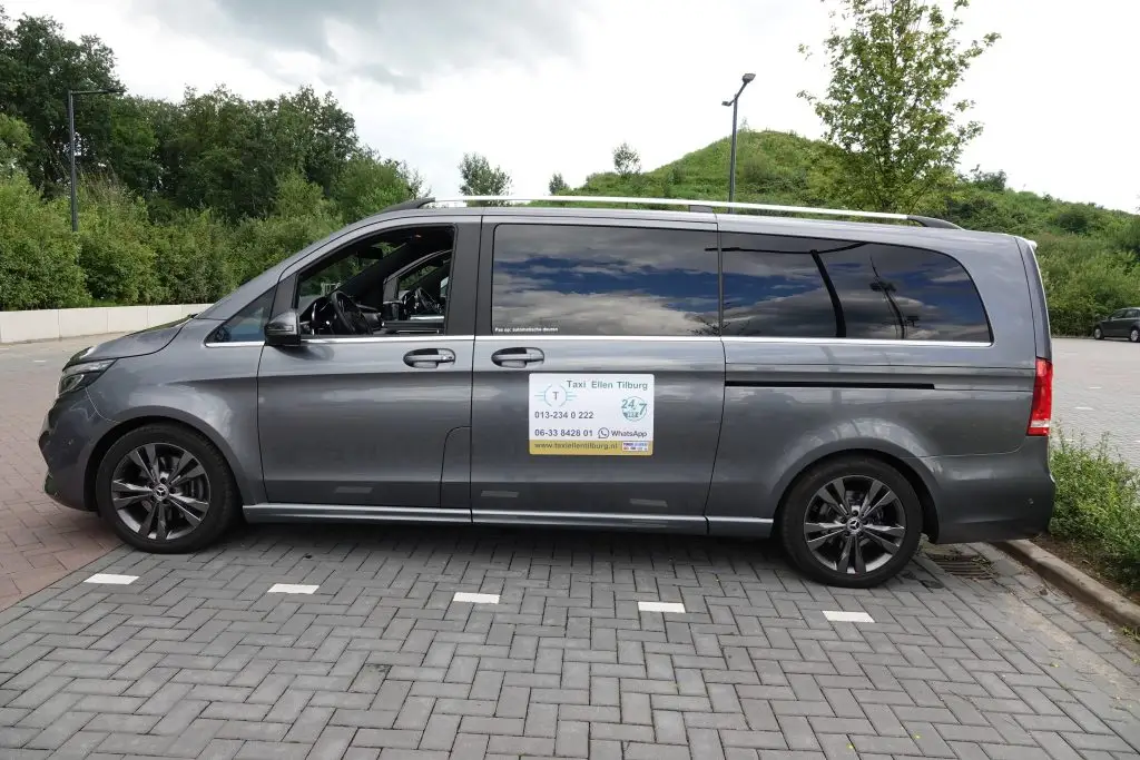 Mercedes taxibus van Taxi Moergestel